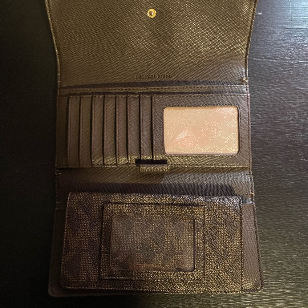 Michael Kors wallet - Picture 2 of 2